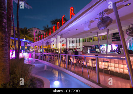 BAR EXTÉRIEUR CLEVELANDER HOTEL OCEAN DRIVE MIAMI BEACH FLORIDA USA Banque D'Images