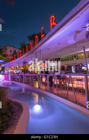 BAR EXTÉRIEUR CLEVELANDER HOTEL OCEAN DRIVE MIAMI BEACH FLORIDA USA Banque D'Images