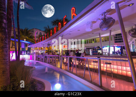 BAR EXTÉRIEUR CLEVELANDER HOTEL OCEAN DRIVE MIAMI BEACH FLORIDA USA Banque D'Images