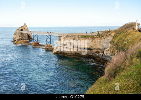 Pont pour la rocher de la vierge, vierge Marie roche. Aquitaine, Pays Basque, Biarritz, France. Banque D'Images