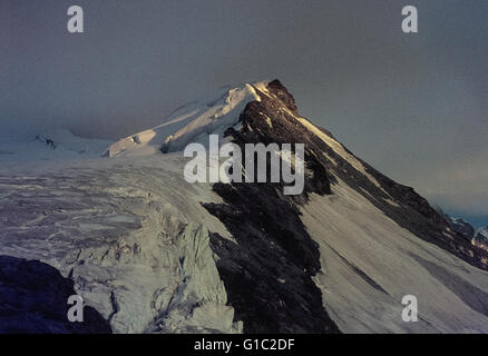 TTE de Milon und Turtmanngletscher von der Trucithütte aus ggesehen im Abendlicht. Tete de Milon et le glacier de Turtmann, vu de la cabane de Tratuit, 1976 Banque D'Images