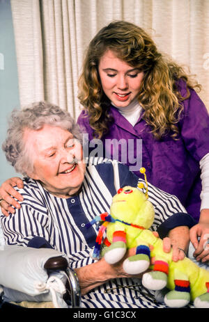 Aider les enfants personnes âgées visiter et passer du temps avec les personnes âgées personnes âgées handicap handicapés en établissement de soins femme assistée de M. © Myrleen Pearson Banque D'Images