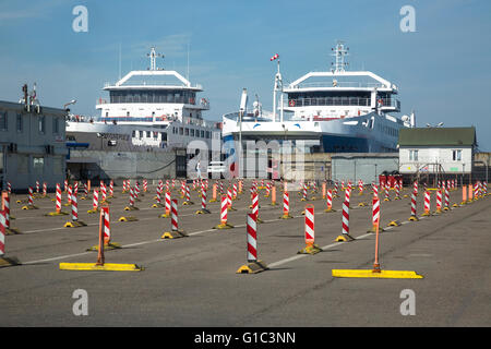 Un parking gratuit et de grands bateaux ferry port en Caucase, Russie. Le traversier entre Port Crimée, Caucase, Kertch et port Banque D'Images