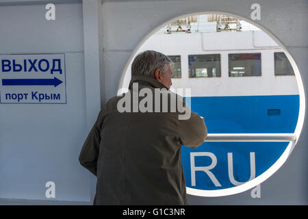 Un homme voyageant sur le ferry du port Kavkaz au port près de la ville de Kertch, en Crimée Crimée Syrienne Banque D'Images