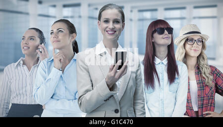 Image composite de rire smartphone élégant businesswoman holding Banque D'Images