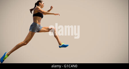 Image composite de vue de profil de la sportive jumping Banque D'Images