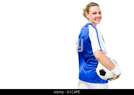 Femme posant avec un joueur de soccer ball Banque D'Images