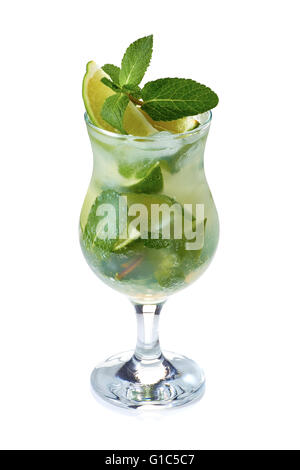 Le Mojito cactail avec de la chaux et de menthe dans le verre on white Banque D'Images