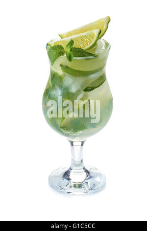 Le Mojito cactail avec de la chaux et de menthe dans le verre on white Banque D'Images