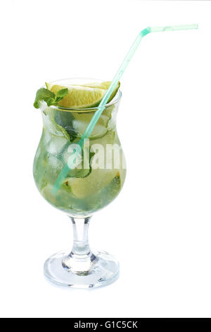 Le Mojito cactail avec de la chaux et de menthe dans le verre on white Banque D'Images