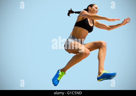 Image composite de sporty woman jumping Banque D'Images