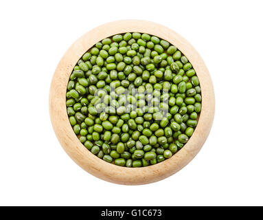 Les graines de haricots mungo vert dans un plat en bois isolé sur fond blanc, sauver chemin de détourage. Banque D'Images