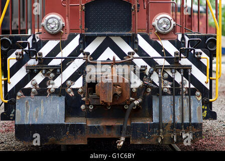 Photographie en gros plan pleine trame de la moitié inférieure de l'avant d'un ancien moteur de locomotive diesel. Banque D'Images