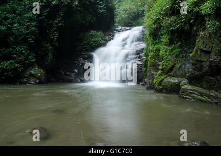 Muara Jaya Curug Majalengka est situé dans le village d'Argamukti, dans le district d'Argapura, dans la Régence de Majalengka Banque D'Images