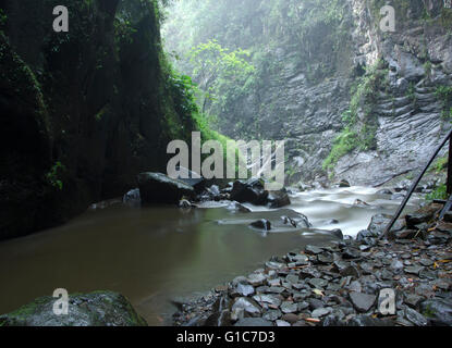 Curug Ibun pelangi (rosée) arc-en-ciel, Majalengka,situé dans le village Sukadana Argapura district de Majalengka, Ouest de Java. Banque D'Images