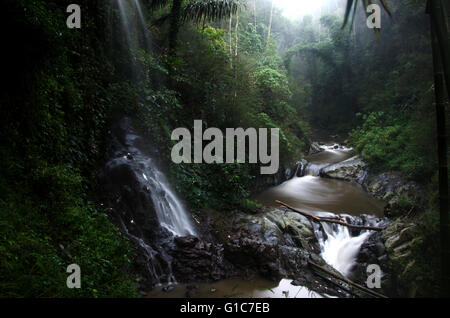 Curug Ibun pelangi (rosée) arc-en-ciel, Majalengka,situé dans le village Sukadana Argapura district de Majalengka, Ouest de Java. Banque D'Images