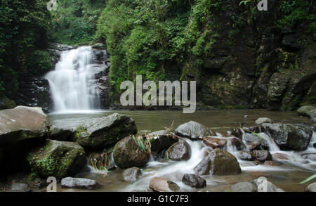 Muara Jaya Curug Majalengka est situé dans le village d'Argamukti, dans le district d'Argapura, dans la Régence de Majalengka Banque D'Images