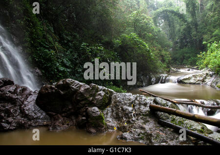 Curug Ibun pelangi (rosée) arc-en-ciel, Majalengka,situé dans le village Sukadana Argapura district de Majalengka, Ouest de Java. Banque D'Images