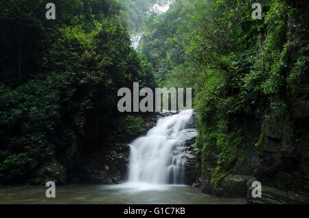 Muara Jaya Curug Majalengka est situé dans le village d'Argamukti, dans le district d'Argapura, dans la Régence de Majalengka Banque D'Images