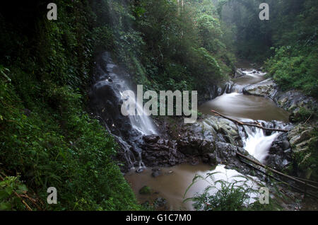 Curug Ibun pelangi (rosée) arc-en-ciel, Majalengka,situé dans le village Sukadana Argapura district de Majalengka, Ouest de Java. Banque D'Images