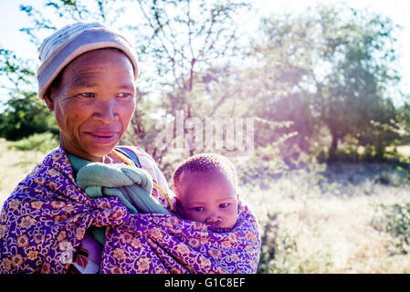 San femme avec son enfant dans le musée vivant de l'Ju'Hoansi-San, Grashoek, Namibie Banque D'Images