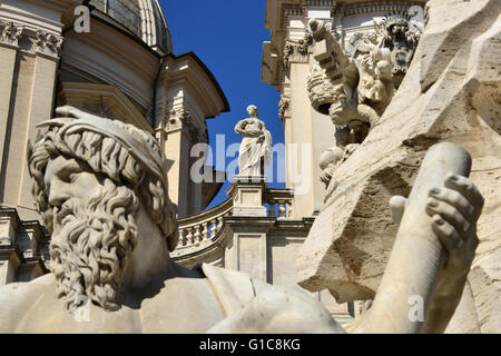 Statue de Agnès de Rome vu par Fountian de quatre rivières de la Piazza Navona, une belle place dans thehistoric centre de Rome Banque D'Images