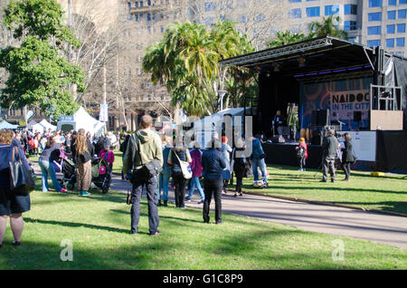 Sydney, Australie - 6 juillet 2015 : Sydney Hyde Park a accueilli la NAIDOC dans l'événement de la ville, qui a présenté l'Aboriginal and Torres Strait Islander cultures. L'événement présentait une grande variété d'activités, y compris les cercles de danse traditionnelle et de la musique. Sur la photo, la foule l'écoute de musique à Hyde Park. Banque D'Images