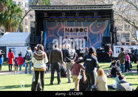 Sydney, Australie - 6 juillet 2015 : Sydney Hyde Park a accueilli la NAIDOC dans l'événement de la ville, qui a présenté l'Aboriginal and Torres Strait Islander cultures. L'événement présentait une grande variété d'activités, y compris les cercles de danse traditionnelle et de la musique. Sur la photo, la foule l'écoute de musique à Hyde Park. Banque D'Images