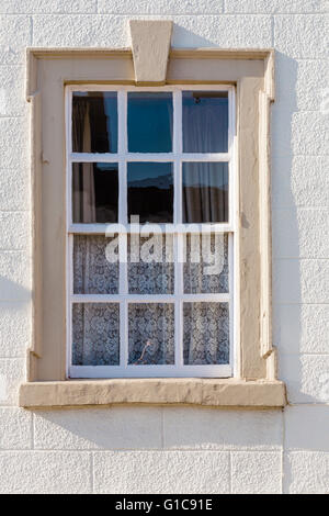 Une fenêtre à guillotine géorgienne classique dans le cadre de la pierre d'un bâtiment sur la rue principale, Chipping Sodbury, près de Bristol. Banque D'Images