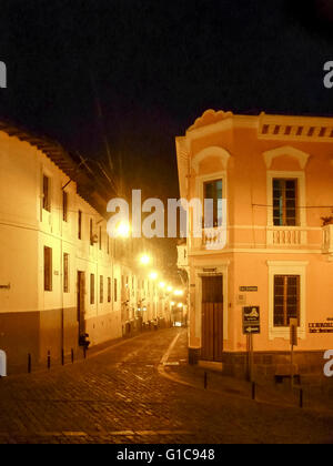 QUITO, EQUATEUR, octobre - 2015 - Nuit paysage urbain de La Ronda, un style colonial traditionnel street situé dans le quartier historique de 100 Banque D'Images