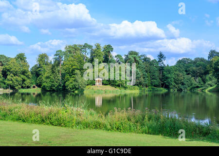 Le temple dorique de la folie et du lac à Bowood House motif paysagé par Capability Brown, Calne, Wiltshire, Royaume-Uni Banque D'Images