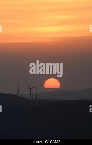 Le soleil se couche sur les éoliennes dans la vallée de Neath, Pays de Galles UK Banque D'Images