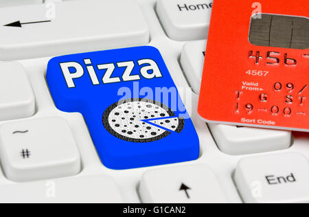 Bouton de commande de pizzas avec carte de débit sur un clavier d'ordinateur. Banque D'Images