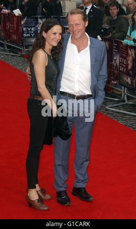 11 avril 2016 - Iain Glen assistant à Eye in the Sky UK Premiere at Curzon Mayfair, à Londres, au Royaume-Uni. Banque D'Images