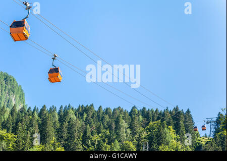Sella Nevea, Udine, Italie - 10 juillet 2015 : paysage alpin avec cable car Banque D'Images