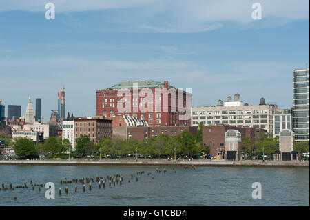 Le bâtiment des Archives, notre hôtel sur Christopher Street dans Greenwich Village, New York, vue de la rivière Hudson. Banque D'Images