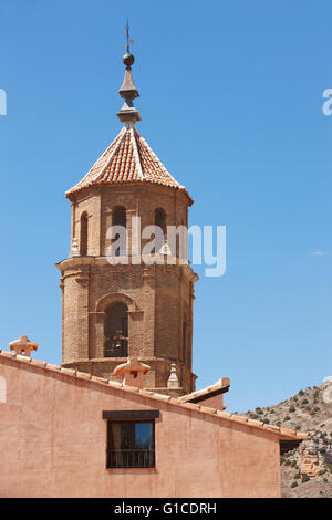 Ville pittoresque en Espagne. Cathédrale et chambre. Albarracin. La verticale Banque D'Images