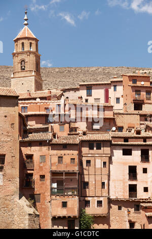 Ville pittoresque en Espagne. Cathédrale et maisons. Albarracin. La verticale Banque D'Images