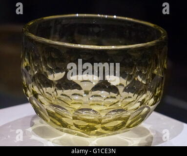 Bols en verre coupe faite par l'artiste japonais, Tami Ishida. En date du 20e siècle Banque D'Images