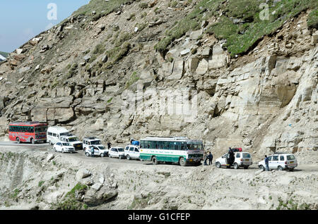 Les autobus et les voitures dans la circulation jambage sur route étroite menant au col Rotang près de Manali, Himachal Pradesh, Inde, Banque D'Images