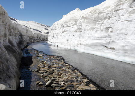 Sculpté dans la glace, route Col Rotang près du sommet, Manali - Leh Road, Himachal Pradesh, Inde, Banque D'Images