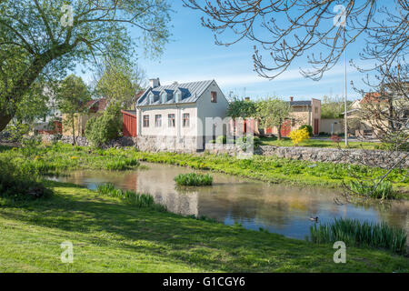 Petite ville idyllique au printemps de Söderköping en Suède. Banque D'Images