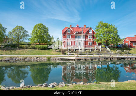 Gota Canal et Gota Hotel pendant le printemps à Borensberg, Suède. Banque D'Images