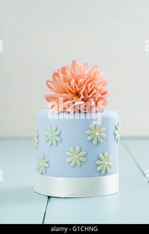 Gâteau avec fleurs de sucre Banque D'Images