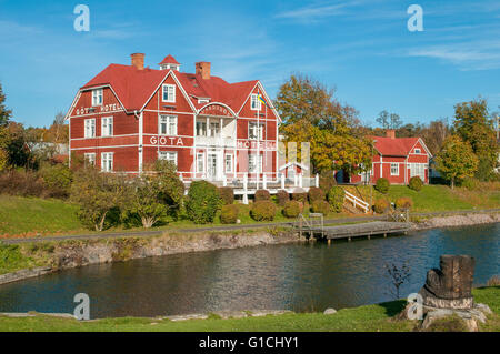 Gota Canal et Gota Hotel In Borensberg pendant l'automne, la Suède. Banque D'Images