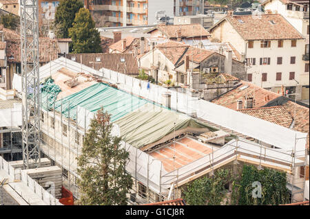 Rénovation d'un toit. Avec la récupération de vieux carreaux de faïence. Banque D'Images