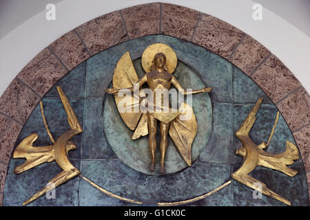 L'abbaye de Saint-Maurice d'Agaune. La porte du jubilé par Philippe Kaeppelin. Le Christ en gloire. Saint-Maurice. La Suisse. Banque D'Images