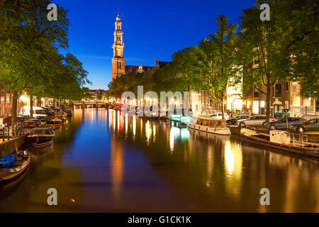 Ouest de l'Église qui reflète dans l'eau du canal Prinsengracht à Amsterdam Banque D'Images