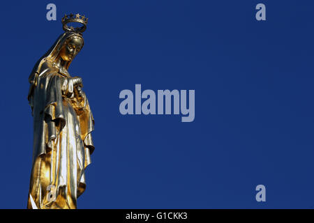 Ars-sur-Fromans. Sanctuary-Shrine de Jean-Marie Vianney (le curé d'Ars). Vierge Marie doré sur le dessus de la Basilique. Franc Banque D'Images