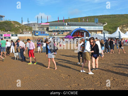 Les spectateurs à un match de polo sur la plage de baie de Watergate à Cornwall, UK, faisant le rituel stomping divot mi-temps Banque D'Images